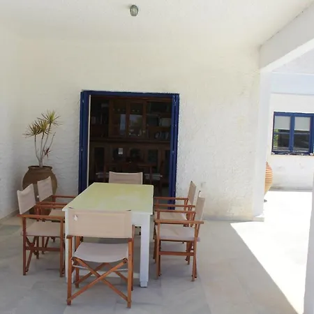 Akrotiri Vila *