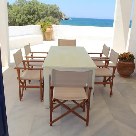 Akrotiri Vila *