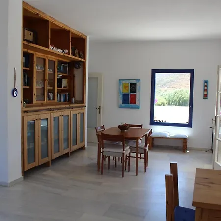 Akrotiri فيلة Engaraí
