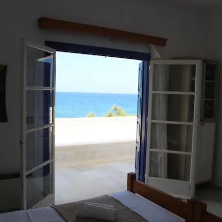 Akrotiri Vila *