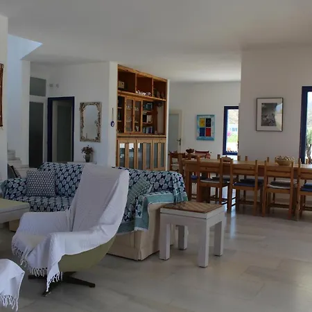 Akrotiri فيلة *